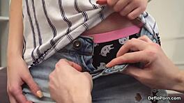 สาวน่ารักยืดหีแน่นของเธอ เย็ดครั้งแรกโดนแตกหี