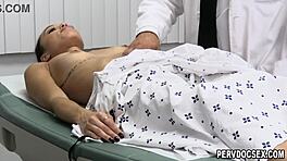 Docteur pervers Dorian Del Isla suggère un traitement intime immédiat à la patiente Alexis Tae.