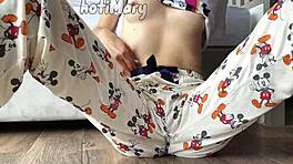 Tynd teen 18+ med små patter onanerer til squirting orgasme