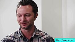 נערה אסייתית סקסית מכסה גוף עירום בג'ל נורו לעיסוי רטוב מרגיע עם ברד סטרלינג