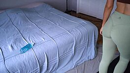 Hej, chcesz zobaczyć jak macocha przyłapała mnie na masturbacji i kazała mi szybko skończyć na niej?