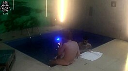 היי, הצטרף אלינו לשלישייה פרועה עם חברים בבריכת המוטל