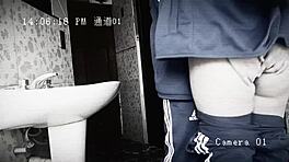 กล้องจับนักเรียนเย็ดในห้องน้ำ สาวเม็กซิกันน่ารักขี่เพื่อนร่วมชั้นหนักช่วงพัก