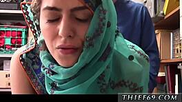 Полицейская женщина ловит любительницу арабскую девчонку в хиджабе за кражу