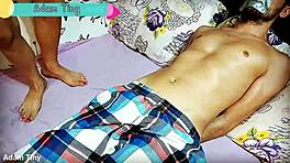 vreemdgaande vrouw bindt beste vriend van man vast voor vieze slaapkamer aftrekvideo