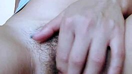 בחורה סולו מאצבעת כוס שיערית לאורגזמה עם רגליים רועדות?