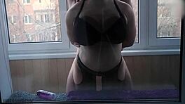 Tânăr cuplu țipă în timpul fututului brutal pe balcon public