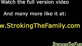 Adolescente belle-sœur partage moment intime avec oncle