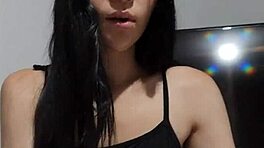 Laura houdt van grote penis boven dildo! Natuurlijk is beter!