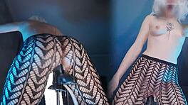 Petite blonde beheerst BBC dildo met nep sperma creampie! Wow!