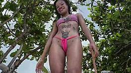 Čas debatovať a ukázať masívnu hračku pri bazéne. Pozri si drobnú 18+ ako zvláda monštrum!