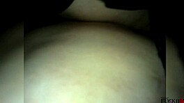 Femme hurle de plaisir anal douloureux pendant que le couple de dortoir lui défonce le cul serré