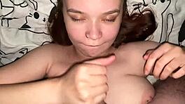 Il patrigno scopa veloce la bocca della figliastra mentre la mamma è vicina