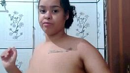 Latina Safada Exibe Buceta Molhada e Suculenta. Ela Quer Ser Fodida Forte na Câmera