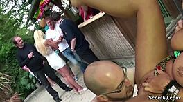 Ehi, scandalo, la mamma scopa un giovane ragazzo proprio alla festa in giardino