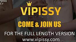 Meraklı lezbiyenler spor salonundan sonra ekstrem altın çiş içmeyi keşfediyor. Vahşi!