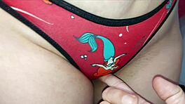 חורגת מציגה תחתונים חדשים עם הורמונים פרועים. הקסם הברזילאי שלה בוהק!