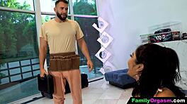 Familyorgasm - Anak tiri putus asa goda ayah tiri besar buat naik liar.