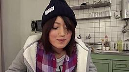 أخت زوجة يابانية صغيرة تقدم لأخ زوجها العذراء مصها الأول الرطب في جاف غير محظور