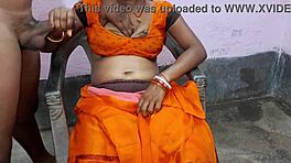 Sexy landsbypige 18+ stripper helt nøgen til suhagrat-fantasi. Tynd krop og gabende huller stjæler showet!