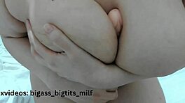 واو! فتاة شابة تفرك كسها الرطب ومؤخرتها بديلدو!