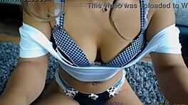 Sexydea Kırmızı Taytlı GENÇ 18+ BÜYÜK KALÇA Eğrilerini Gösteriyor