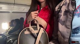 Ρισκαρωτός αυνανισμός σε γεμάτο αεροπλάνο. Δημόσια έκθεση πούτσας γίνεται τρελή.