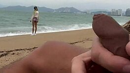 Publiczne błyskiwanie kutasem mnie podnieca. Chcę ci pomóc dojść! 😜