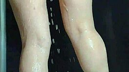 สาวเอเชียนักศึกษาชำระร่างกายด้วยสบู่ในห้องน้ำ ก้นใหญ่กระดิกในฟองสบู่