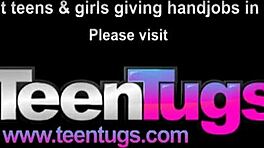 Liten tjej i onesie runkar av pojkvän i sängen