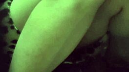 このアジアン18+ティーン スカート下で自分擦ってるの見ちゃった パンティにハマっちゃう！