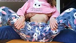 Ojczym drażni tę azjatycką nastolatkę 18+ z małymi cyckami, zaledwie 18 lat. Potem onanizuje jej ciasną cipkę jak szalony.