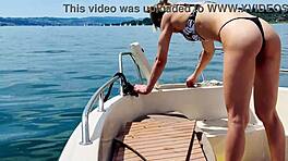 Ama de casa rubia lava el bote en traje de baño tanga sexy para diversión de verano