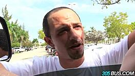 Courtney Cummz miluje čierny kokot vo verejnej scéne v autobuse!