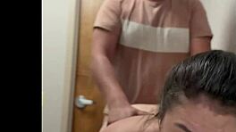 Тиктокерша Ла Пайса тайком быстрый секс в ванной отеля с фанатом. Фанат сгибает её над раковиной