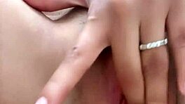 Sexy petite chérie crève d'envie de se faire culbuter fort