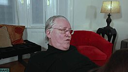 Lily Charmelle sa nemôže nabažiť sania starších chujov!