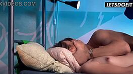 性感艾丽亚·洛根诱惑室友在宿舍激烈行动