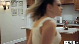 Σέξι Κορίτσι 18+ Athena Faris Γαμάει Σκληρά από Τρελούς Ξένους με Μεγάλο Πούτσο