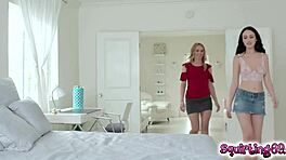 Lesbické mladistvé presvedčia svokru, aby sa pripojila k ich horúcemu bozkávaniu a sugestívnym lesbickým aktivitám