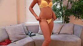 La naiba, Katie Summers, sora vitregă fierbinte ia pula uriașă în fund!