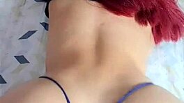 Latina hermosa rød pels ryster sin store røv i firer hårdt