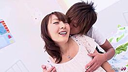 童貞少年がセクシーな日本人義母を説得して初めての親密ファック