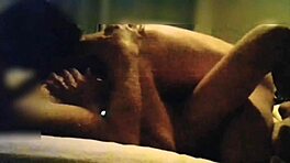 שיט, אישה סקסית בתחתונים אדומים מפתה לסקס סודי! רוכבת קשה לעוד!