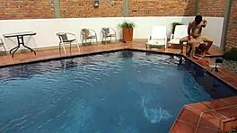 Hej, tänk om vi är på semester och jag gör vilda saker med den unga 18+ killen?