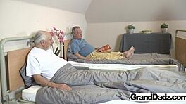 Hej, vreme je za pilule starom pacijentu, ali ove medicinske sestre pretvaraju to u divlji trojku!