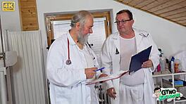 Seksi sarışın Ariela Donovan'ın am muayenesi yaşlı jinekologlar tarafından