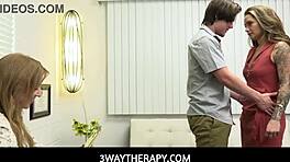 Късметлия в болница чука порнозвезди Атина Андерсън и доктор Сония Харкорт в тройка