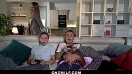 쌍둥이 계모들이 의붓아들들에게 블로우잡과 카우걸 타기