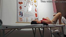 Ginekolog wkłada palec w dupę i pieprzy pacjentkę